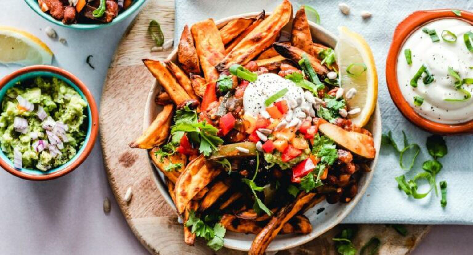 Bovenaanzicht van een veganistische maaltijd.