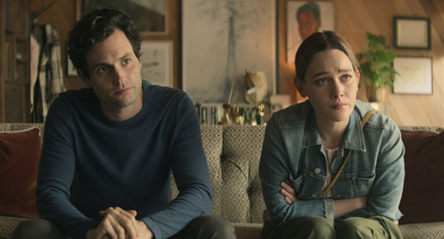 Sc&egrave;ne uit You waarin Joe en Love op een bank zitten.