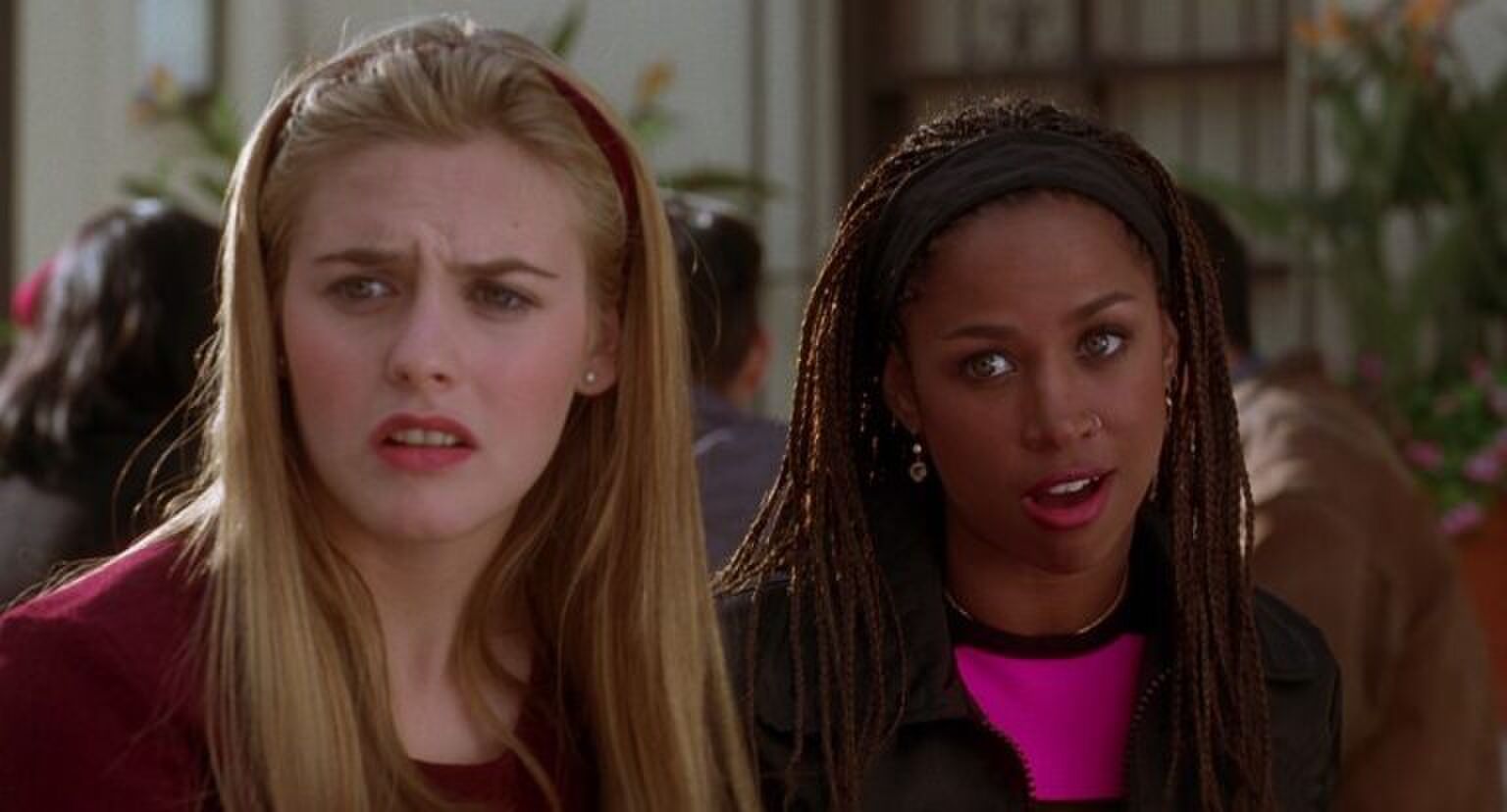 Sc&egrave;ne uit Clueless waarin Cher en Dionne ge&iuml;rriteerd kijken.