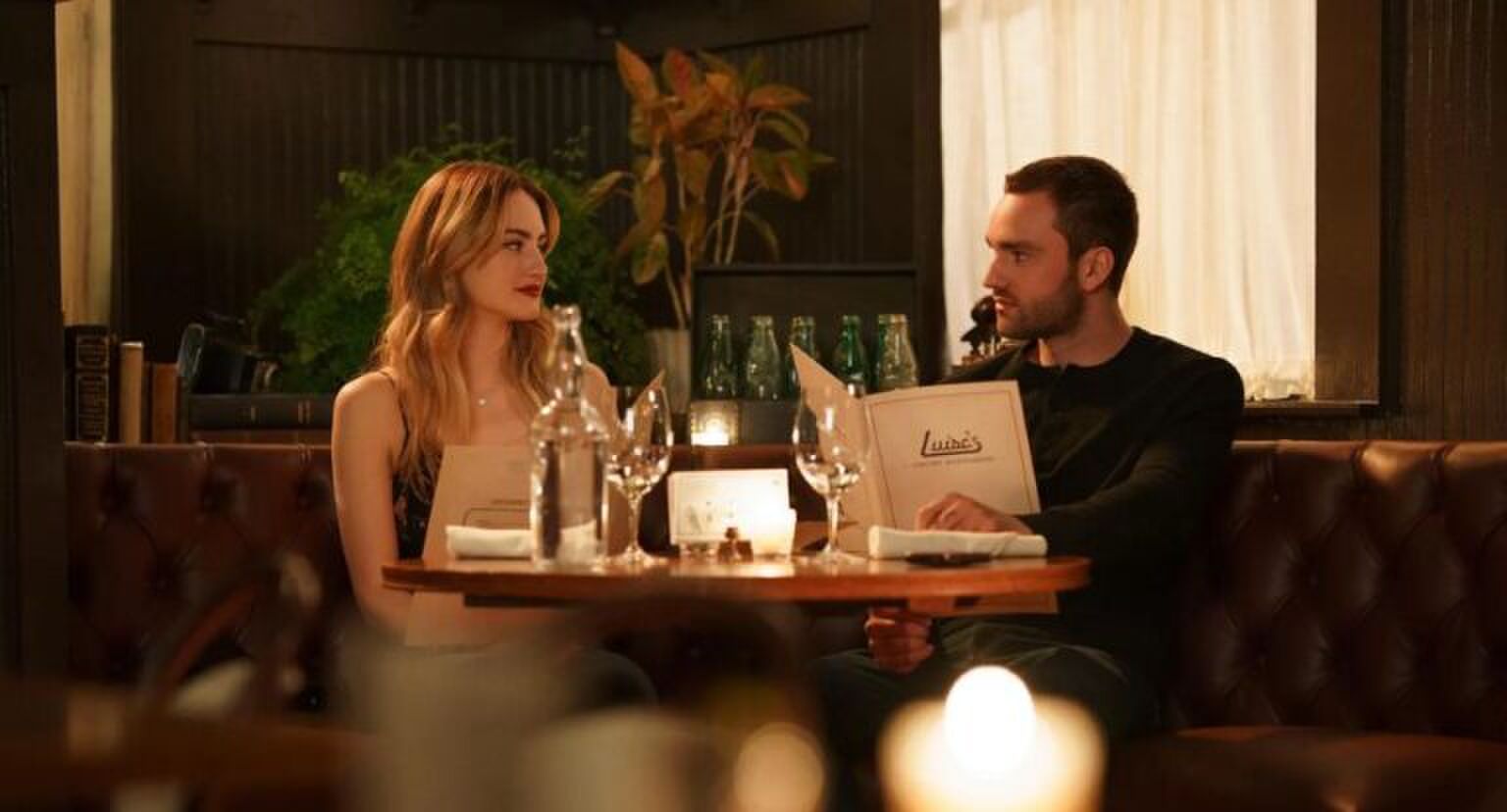Lucy en Stephen (Tell Me Lies) zitten samen in een restaurant met kaarslicht.
