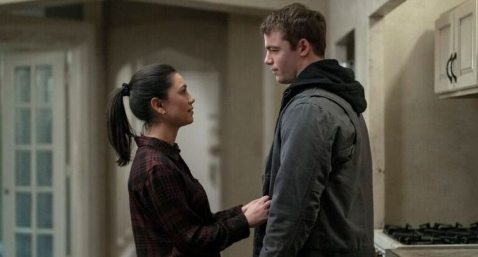 Man en vrouw kijken naar elkaar in een kamer.