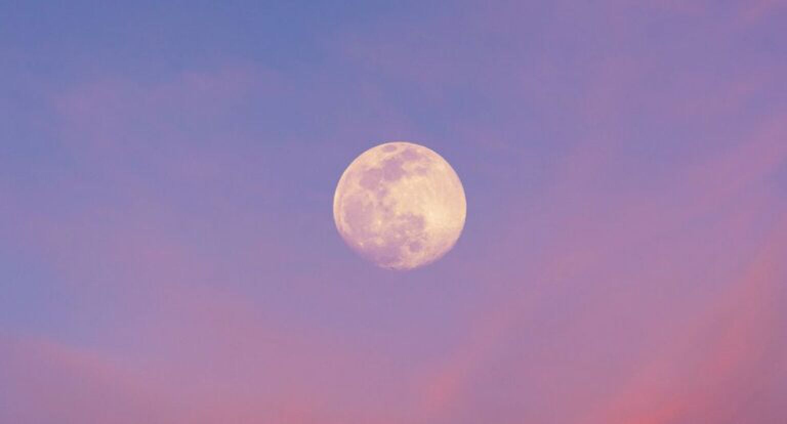 Een volle maan met een mooie rozige lucht.