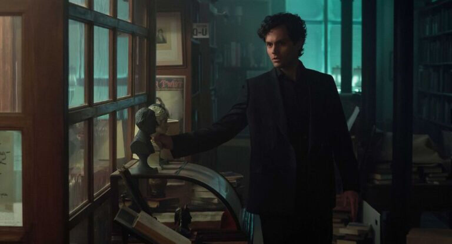 Joe staat in de boekenwinkel van zijn adoptievader.