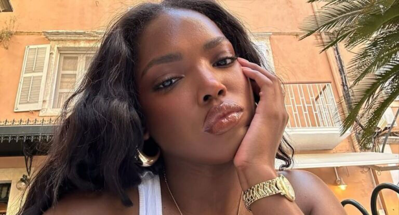 Selfie van vrouw met glossy lips in de zomer.