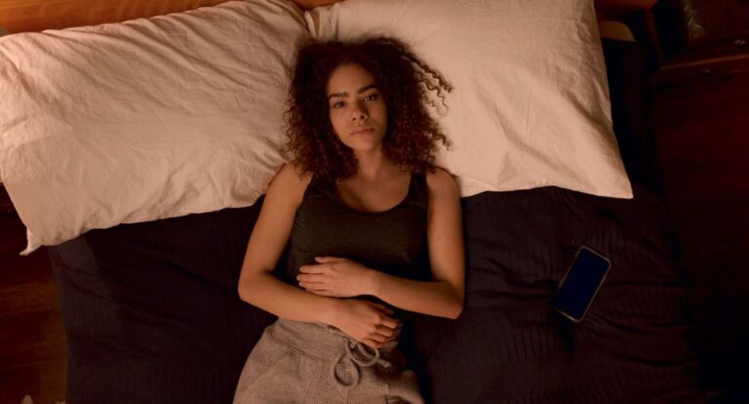 meisje ligt moedeloos op bed