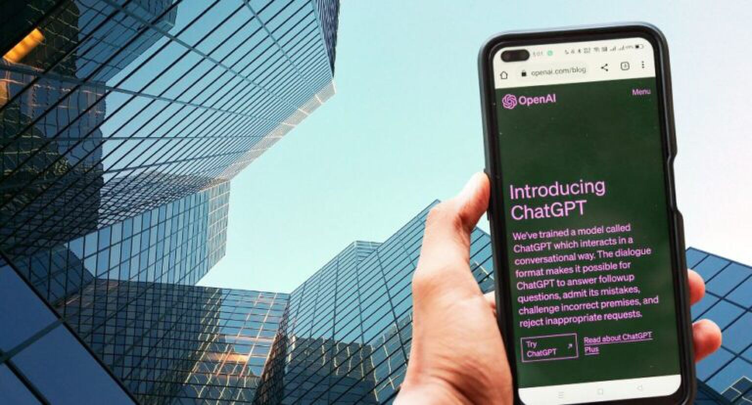 Telefoon met de app van ChatGPT.