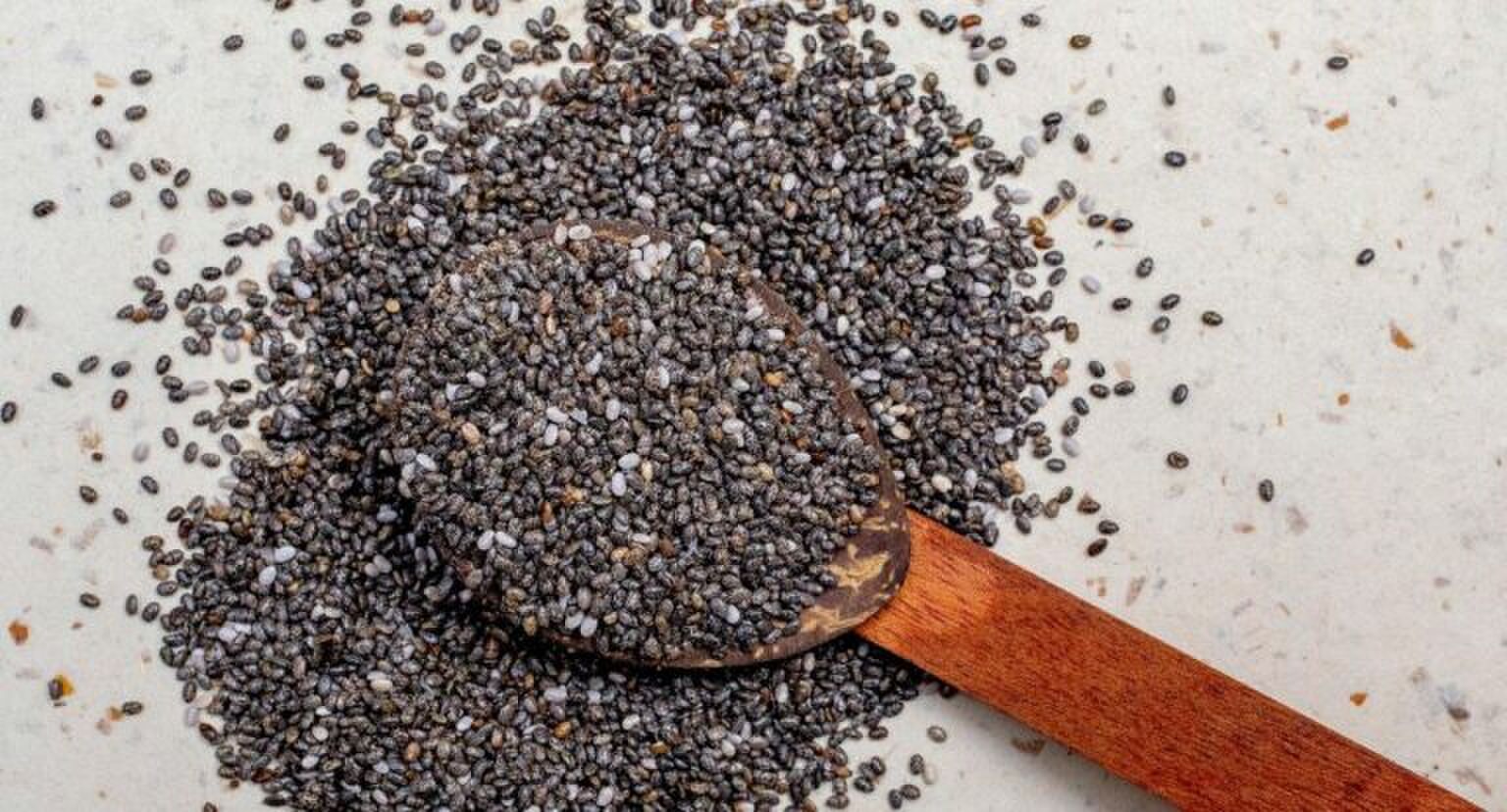 Chiazaadjes op een houten lepel.