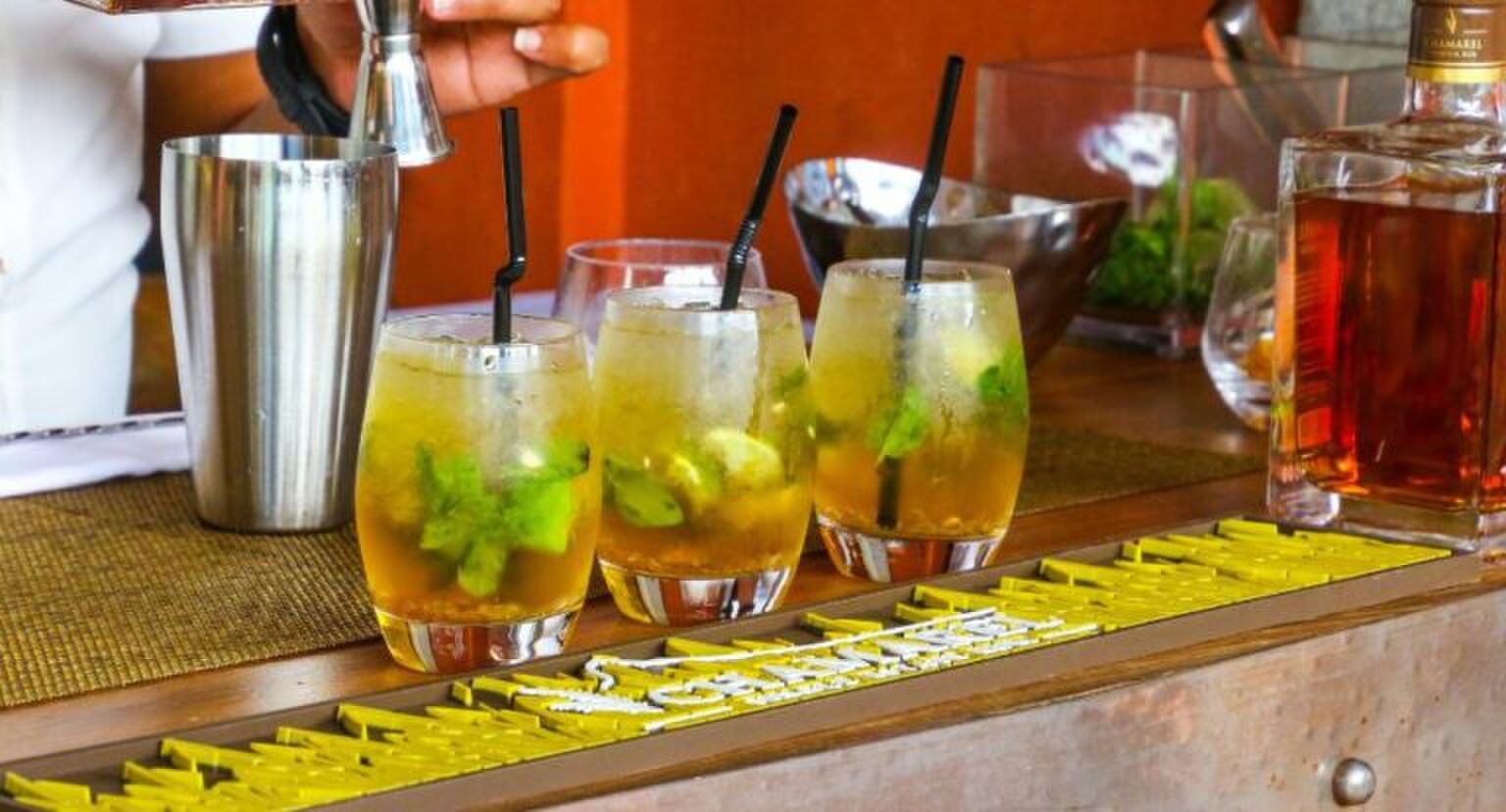 drie cocktails op een rijtje op de bar