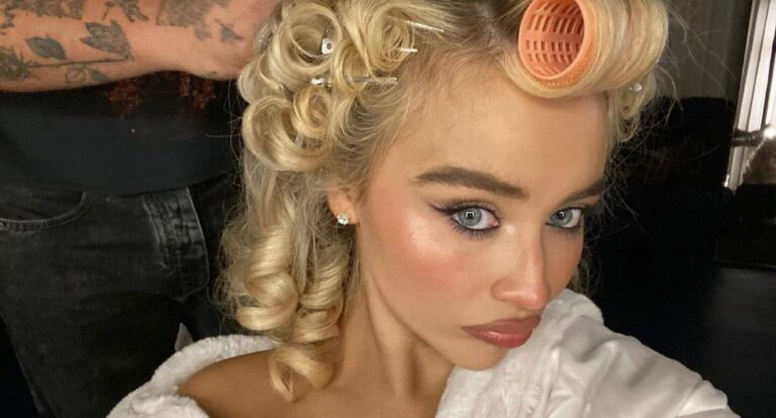 Sabrina Carpenter zit in de kapperstoel.