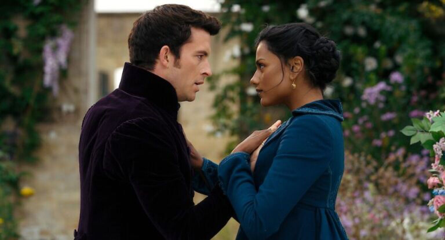 Sc&egrave;ne uit Bridgerton waarin Kate Anthony geruststelt.