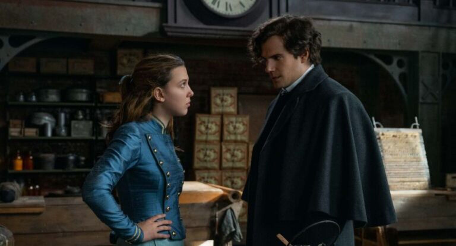 Enola Holmes en Sherlock Holmes zijn aan het praten.