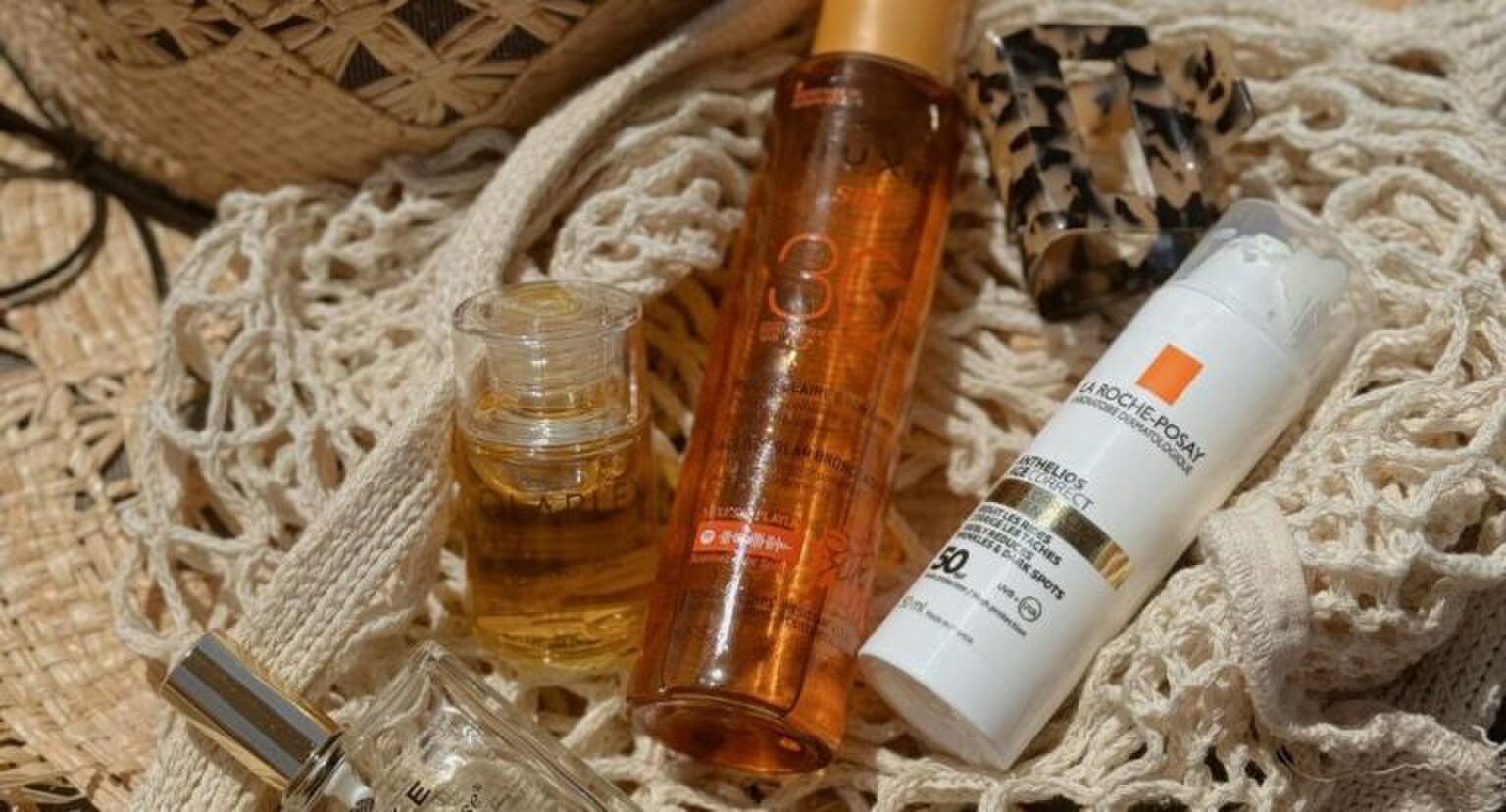 Een strandtas gevuld met zonnebrand.