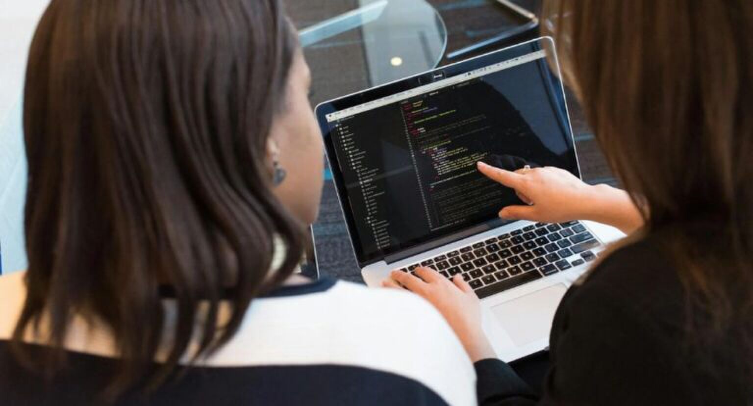 2 vrouwen die aan het programmeren zijn.