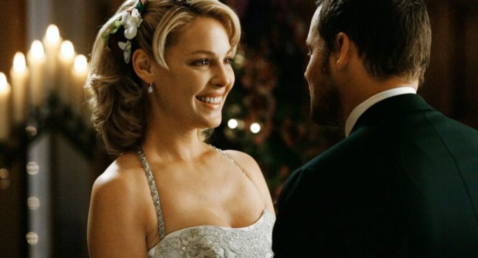 vrouw huilt van blijdschap op haar bruiloft