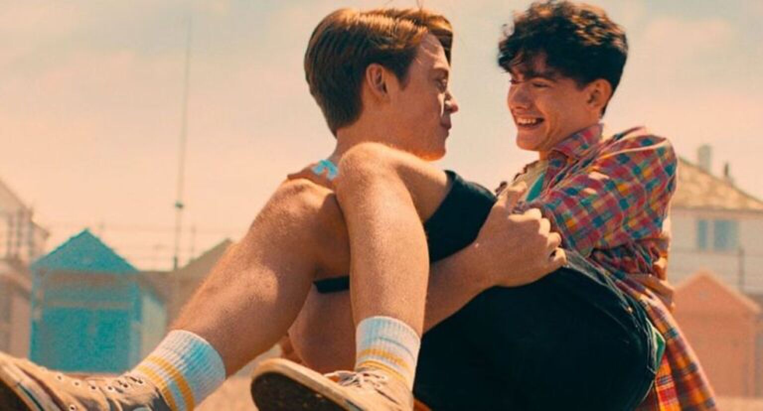 Nick en Charlie kijken elkaar verliefd aan.