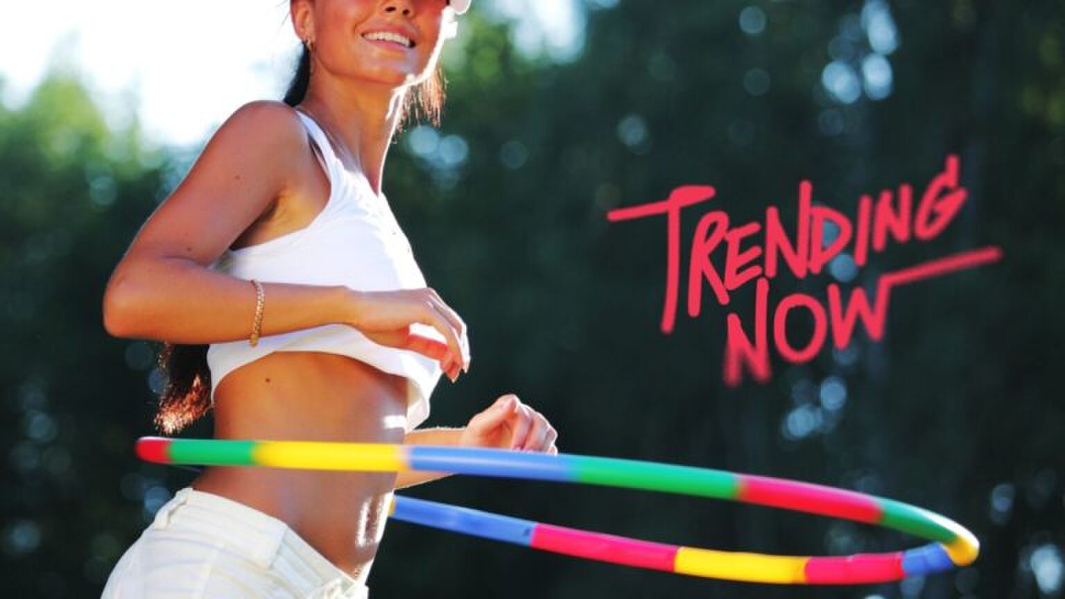 Een vrouw die aan het hoelahoepen is.