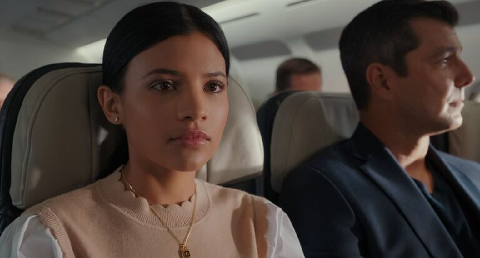 Sc&egrave;ne uit My Life with the Walter Boys waar Jackie in een vliegtuig zit.