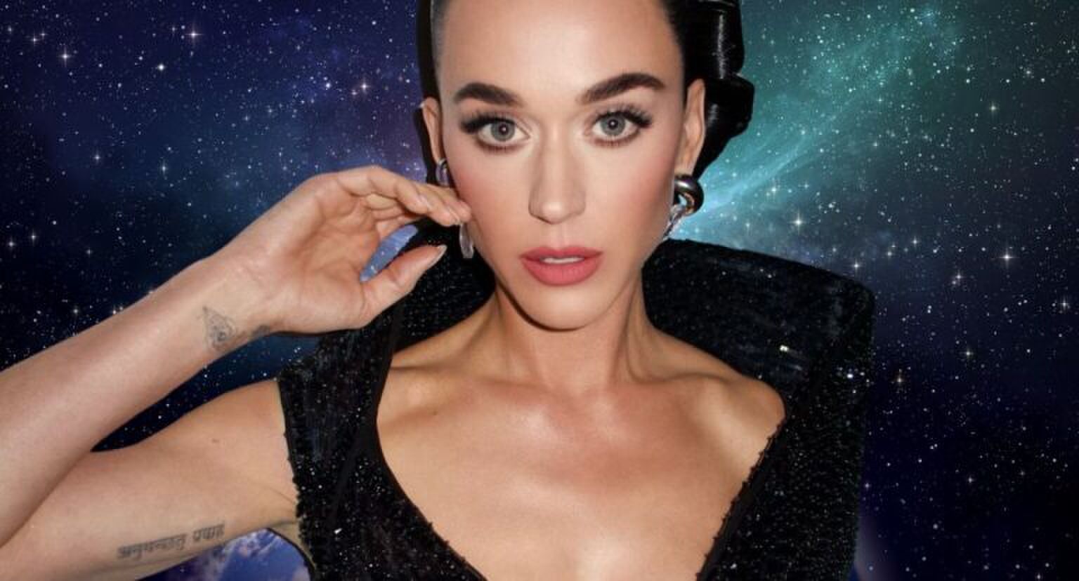 Katy Perry heeft een futuristische outfit aan.