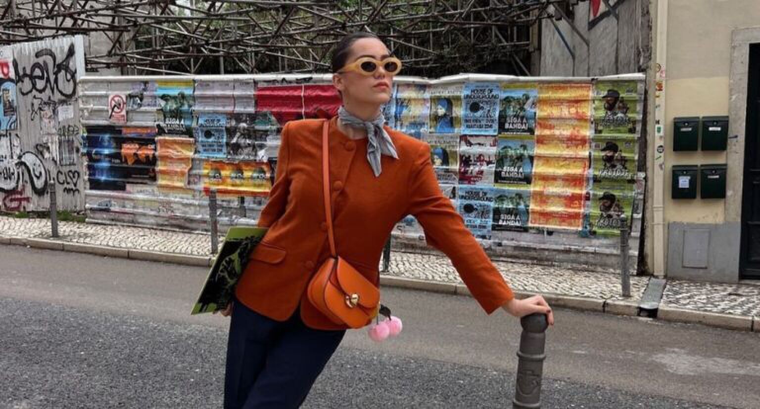 Een vrouw in Lissabon gekleed in oranje.