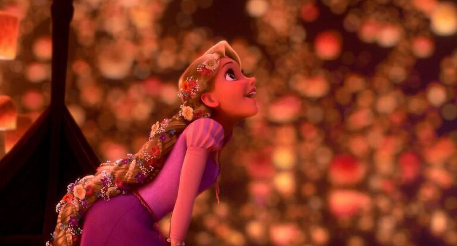 Rapunzel kijkt omhoog naar de prachtige lichtjes.