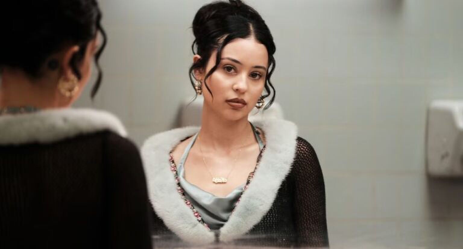 Sc&egrave;ne uit Euphoria waar Maddy in een spiegel kijkt.