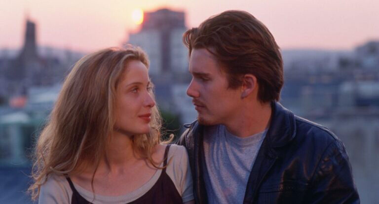 Jongen en meisje kijken elkaar diepzinnig aan.