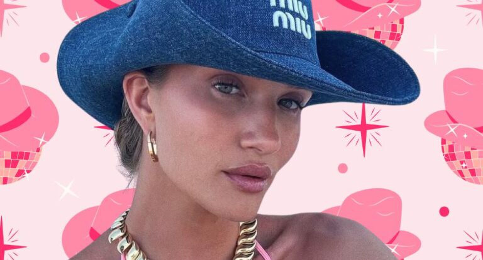 Rosie met een Miu Miu cowboy hat op.