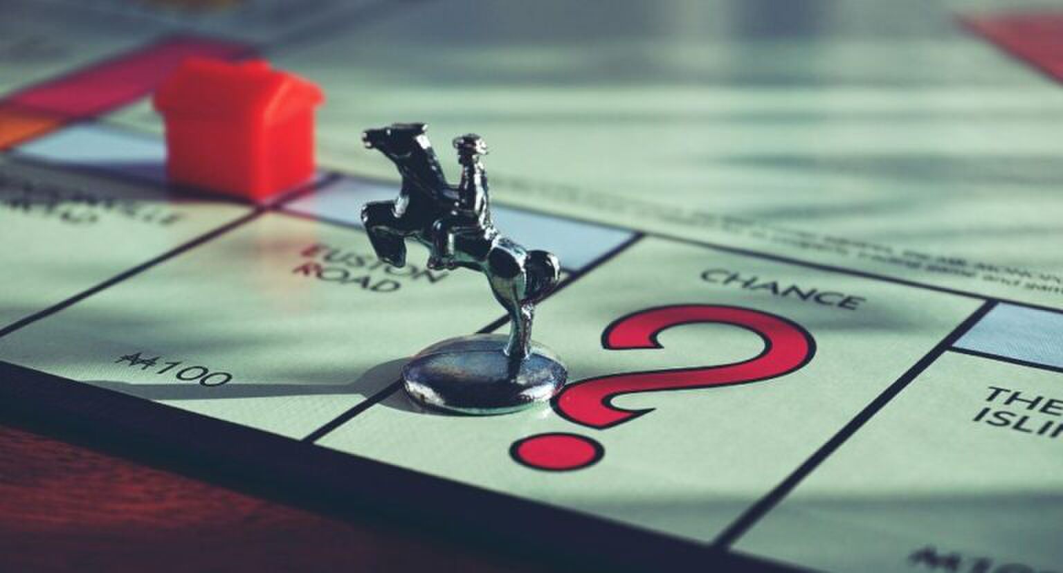 Een 'chance' vakje van het bordspel Monopoly met het pionnetje van het paard erop.