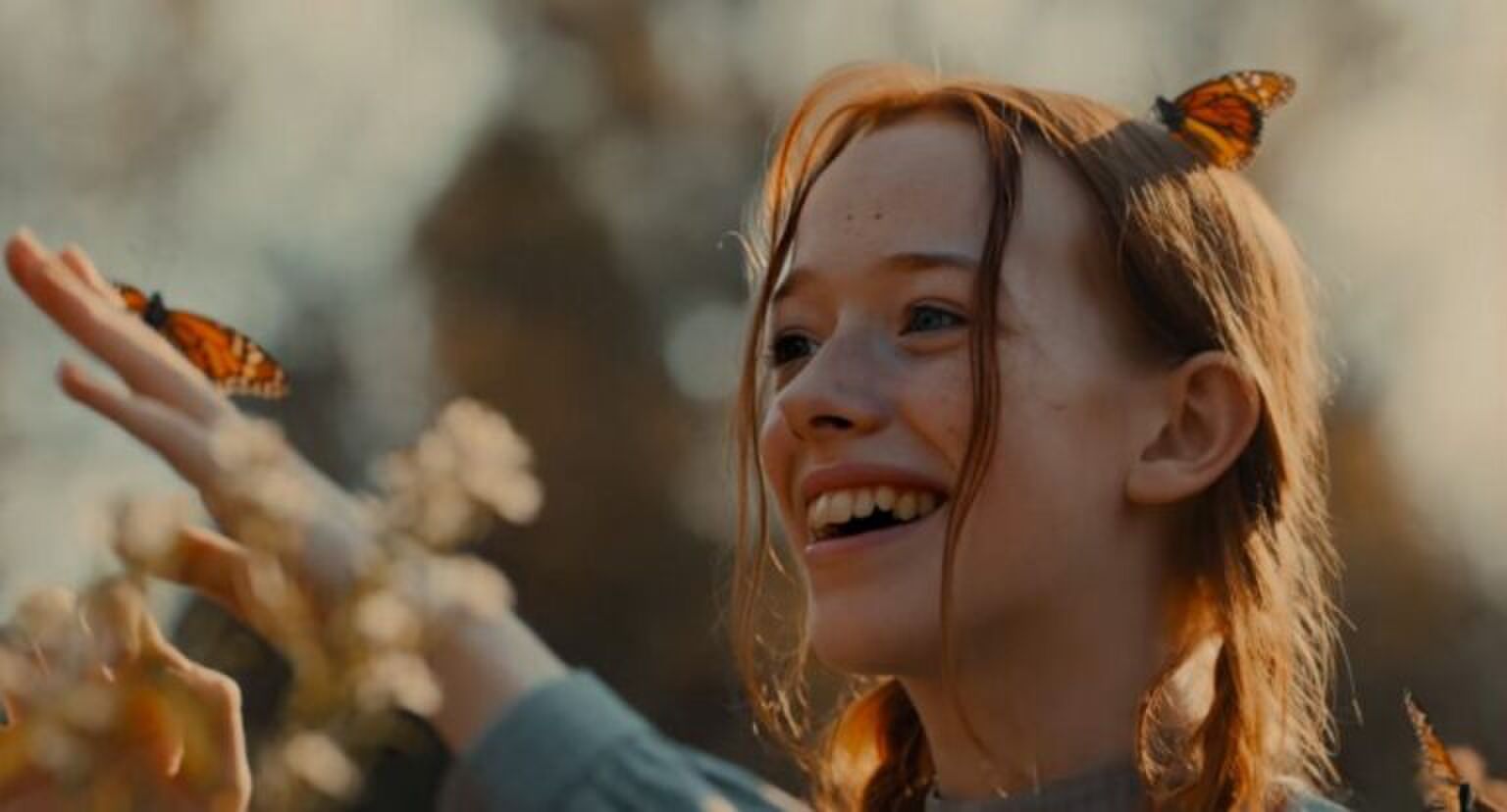 Anne heeft een kleurrijke vlinder op haar hand.