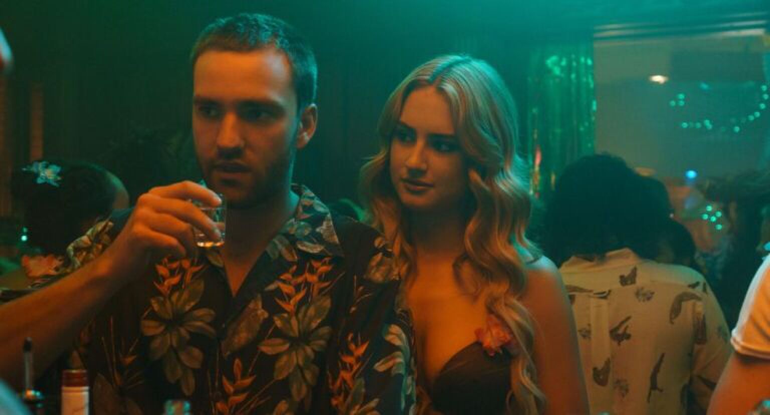 Een man en vrouw samen aan de bar.