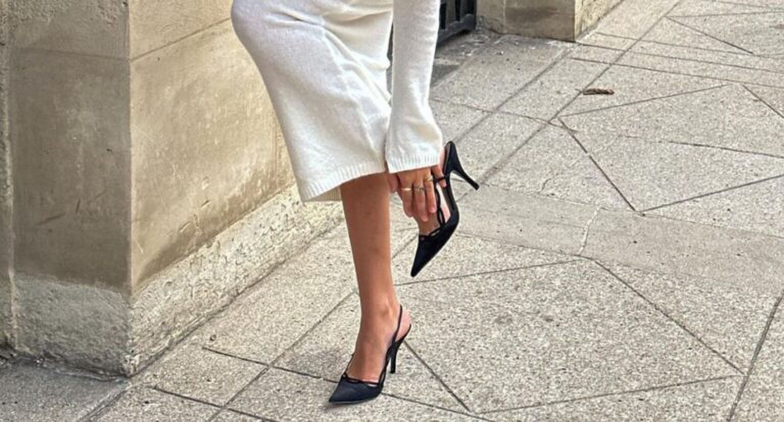 Een vrouw die op hakken staat.