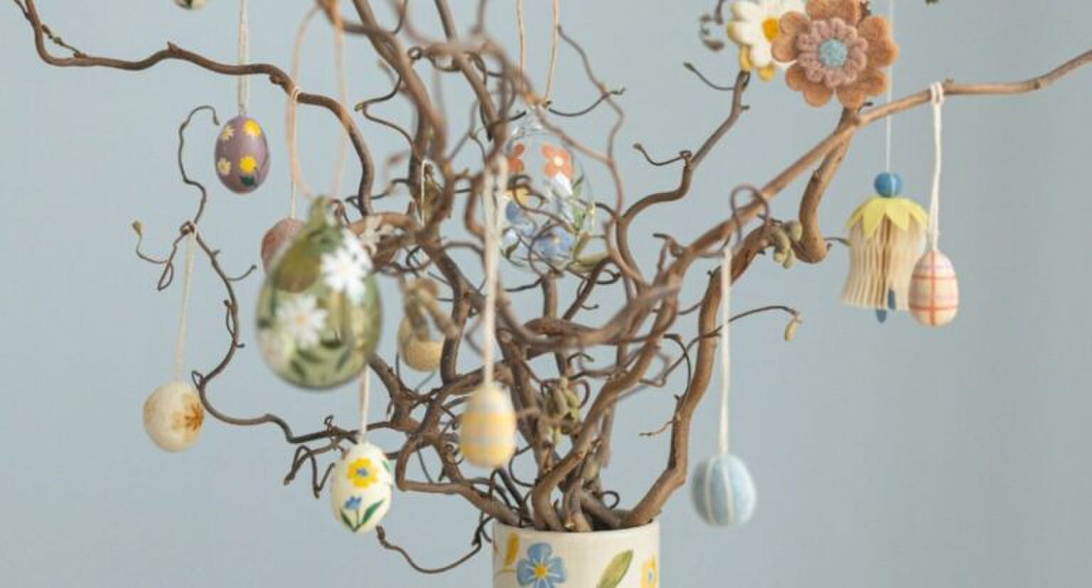 Paastak met vilten decoratie.