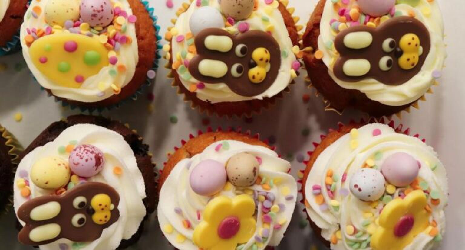 Cupcakes versierd met paasdecoratie.