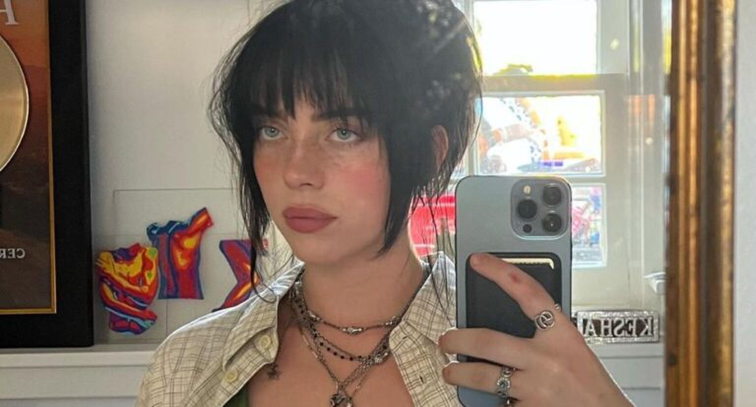 jonge vrouw maakt een selfie in de spiegel