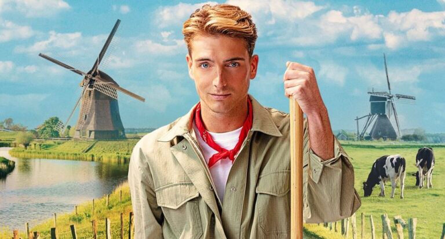 Robbert Rodenburg in een boerse outfit voor het nieuwe realityprogramma.