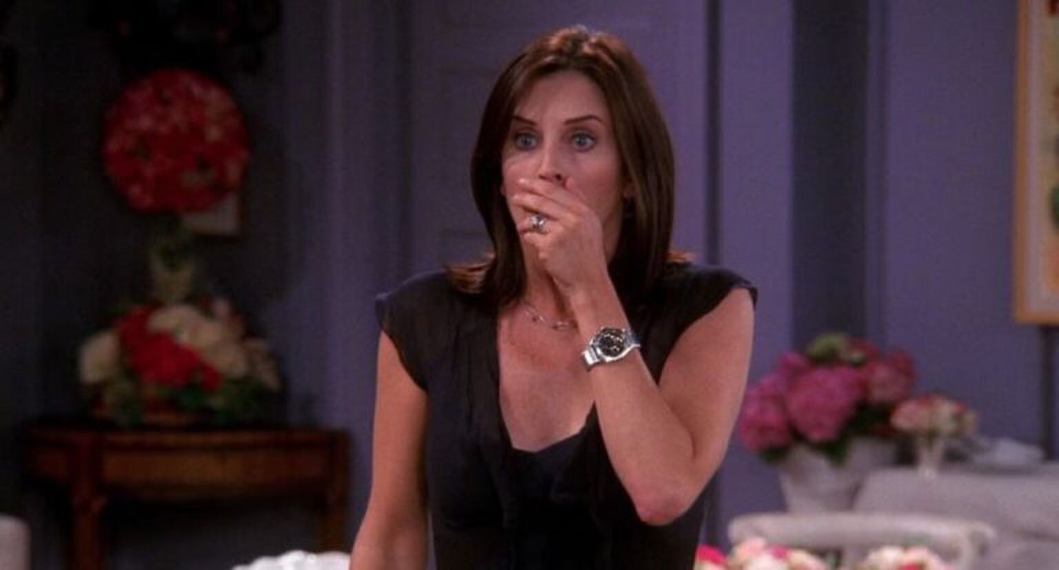 vrouw kijkt geschrokken met hand voor haar mond