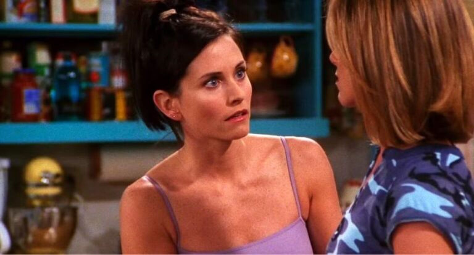 Monica uit Friends kijkt Rachel verschrikt aan.