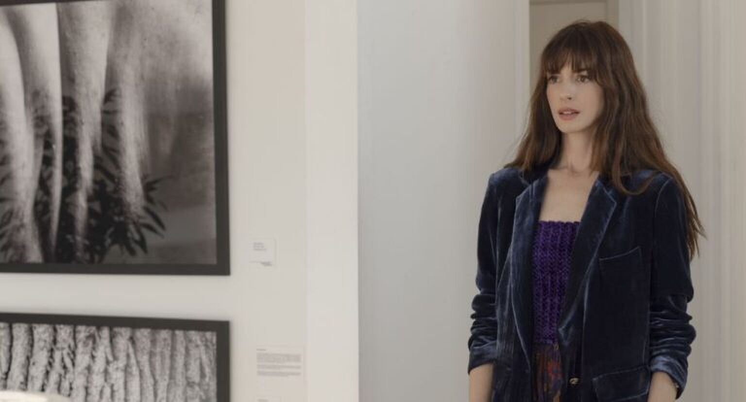 Sc&egrave;ne uit The Idea of You waarin Sol&egrave;ne geschrokken kijkt.