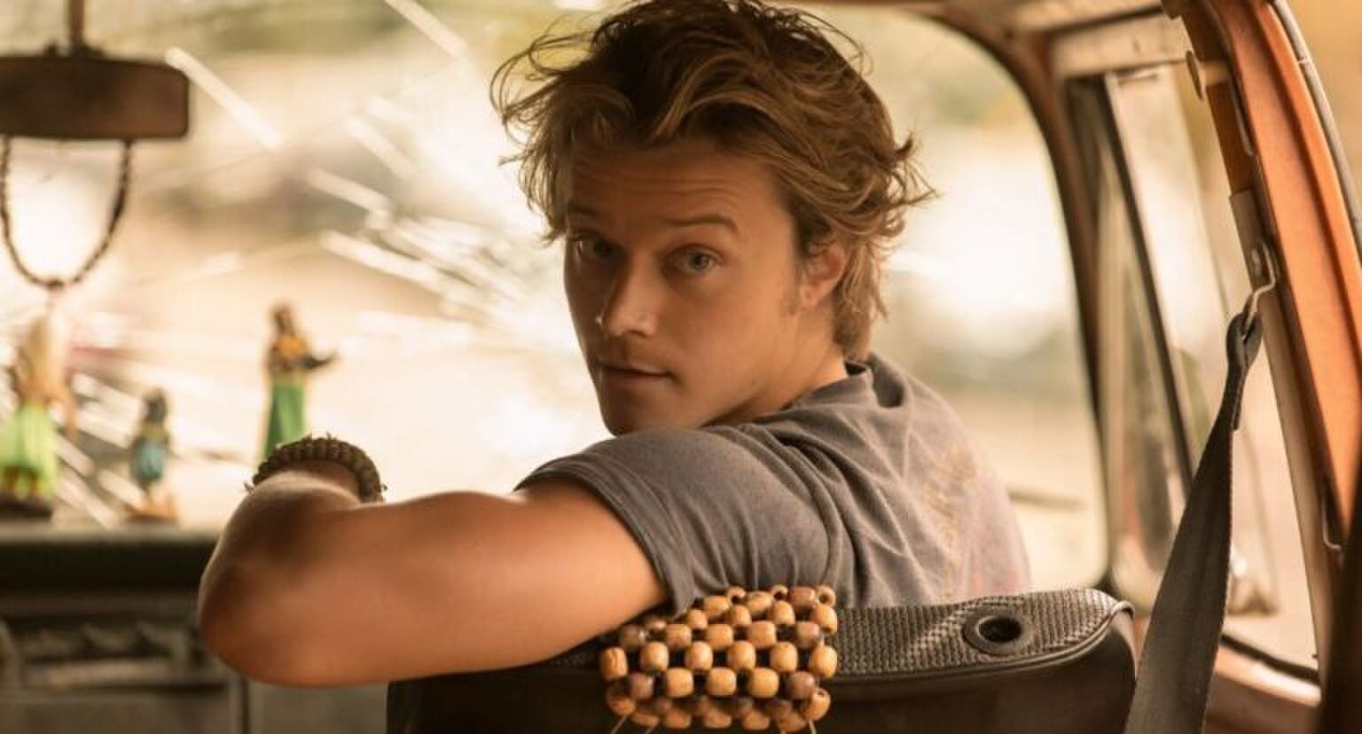 JJ in Outer Banks kijkt achterom in de auto.