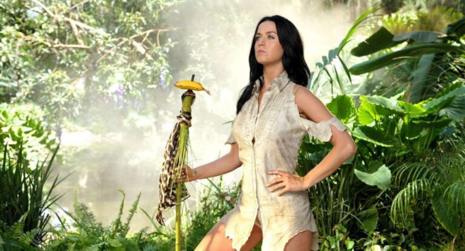 Clip uit de videoclip van Roar waarin Katy Perry zelfverzekerd staat.