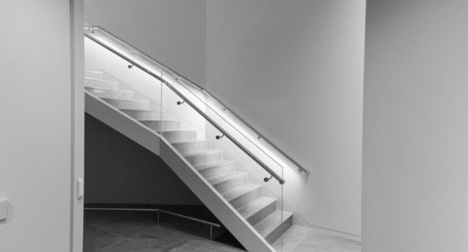 Een zwart-wit foto van een trap.
