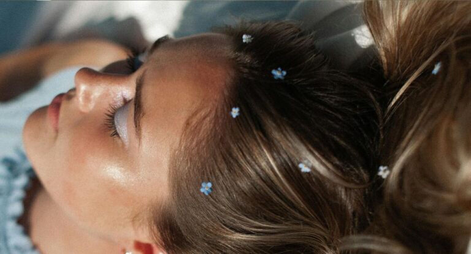 Een meisje dat slaapt met make-up op.