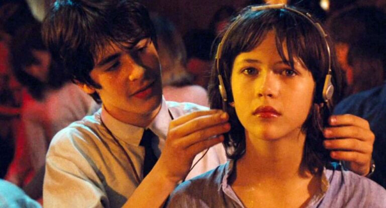 Sc&egrave;ne uit La Boum waar een jongen een koptelefoon op een meisje haar hoofd zet.