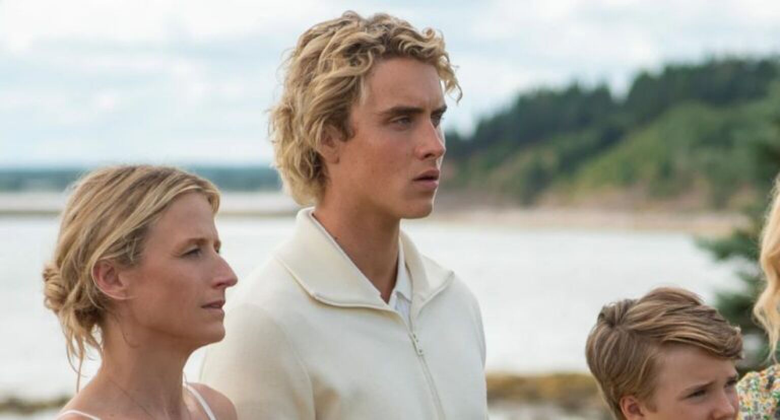 Joseph Zada (midden) kijkt voor zich uit.