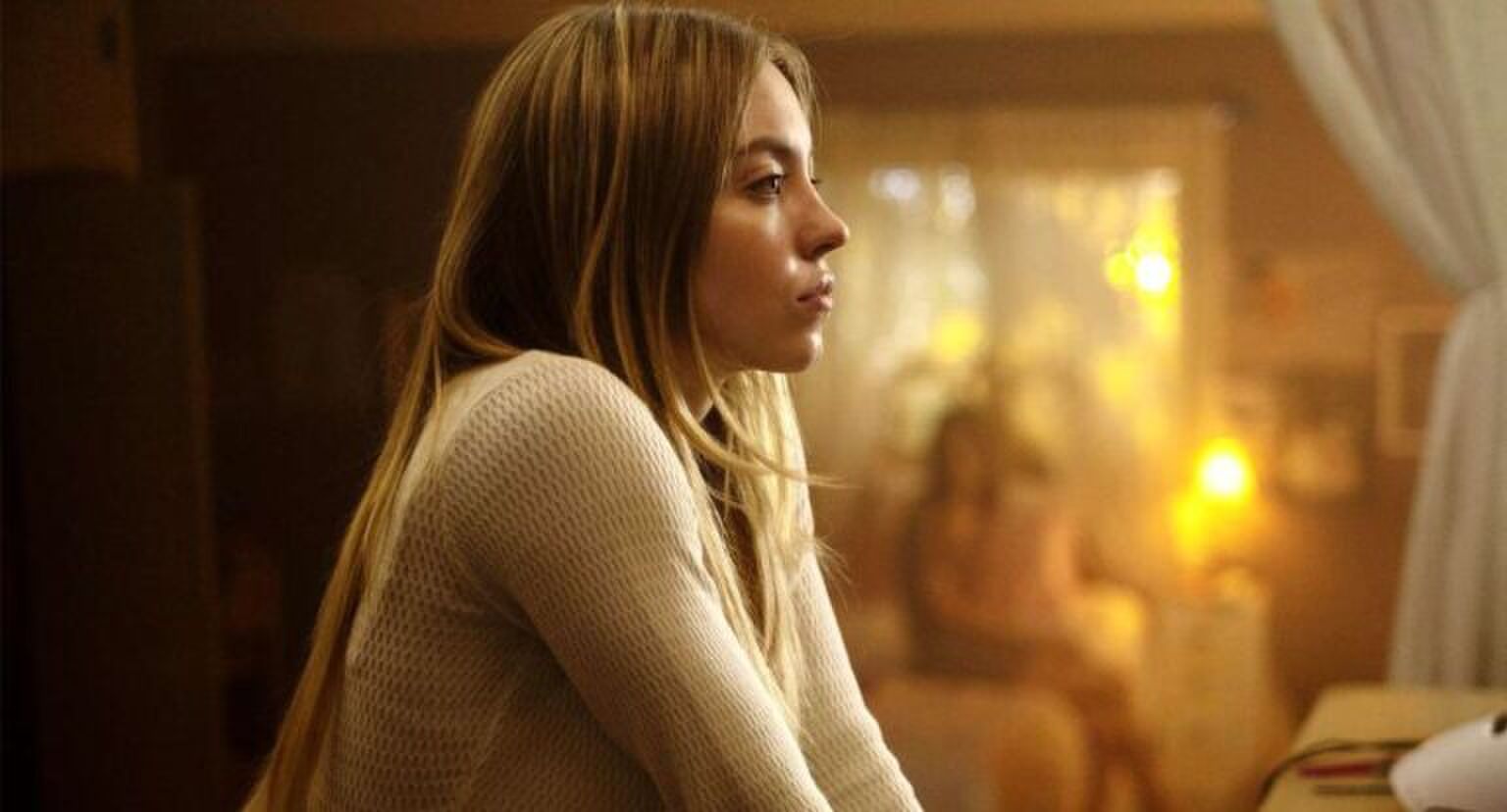 Sydney Sweeney kijkt als Cassie in Euphoria naar de spiegel.