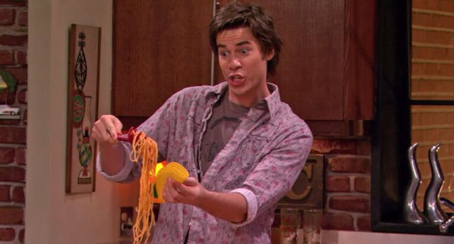 Spencer van ICarly staat met een spaghetti taco in zijn handen.