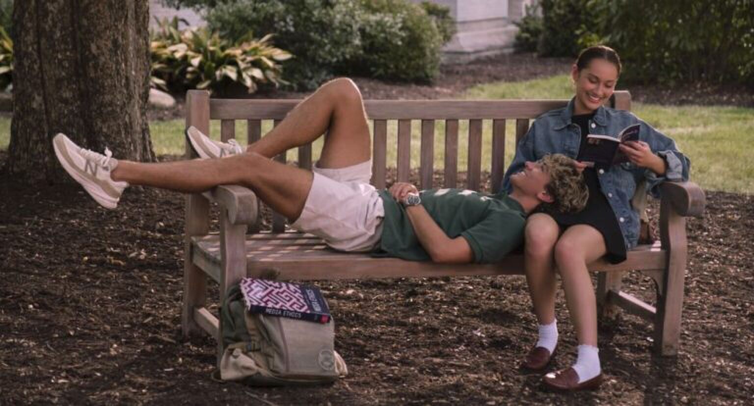 Jeremiah en Belly zitten samen romantisch op een bankje, terwijl Belly voorleest.