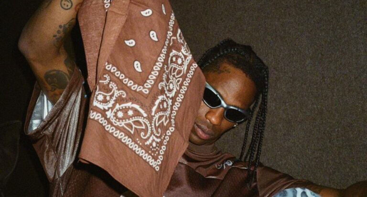 Travis Scott staat op de foto met een bandana.