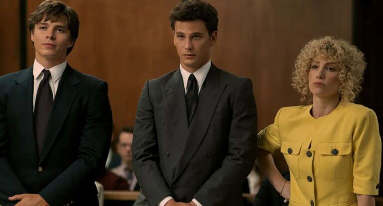 Sc&egrave;ne uit Monsters: The Lyle and Erik Menendez Story waarin Lyle en Erik met hun advocaat in de rechtbank staan.