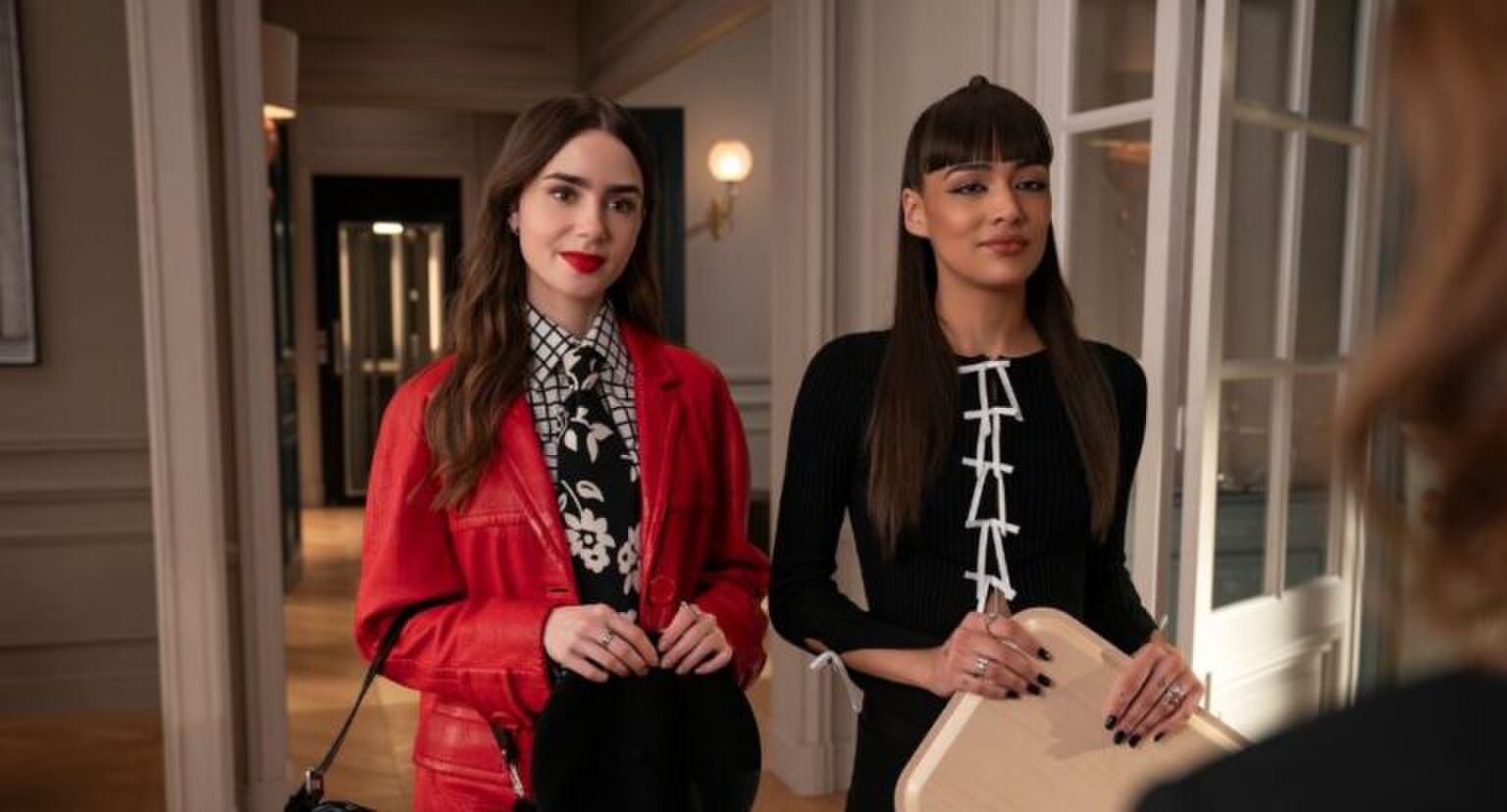 Emily haar collega in het kantoor.